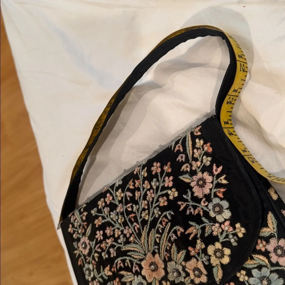 Zita Vintage clutch black with embroidered flowers and pearls